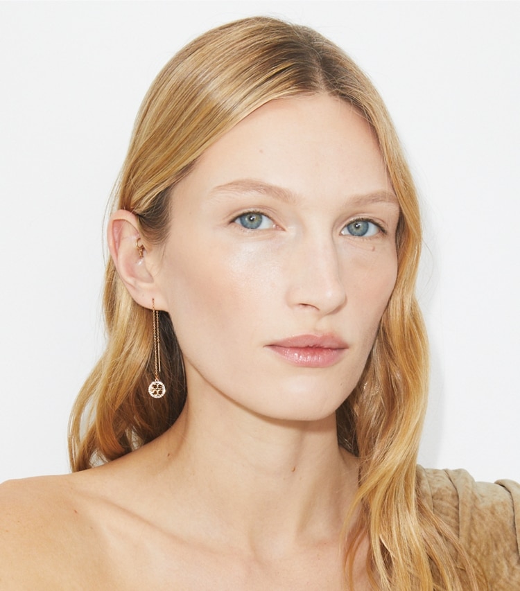 Tory Burch designer boucles d'oreilles Boucles d’oreilles Icon Pavé Threader in Tory Gold / Crystal accessory on model