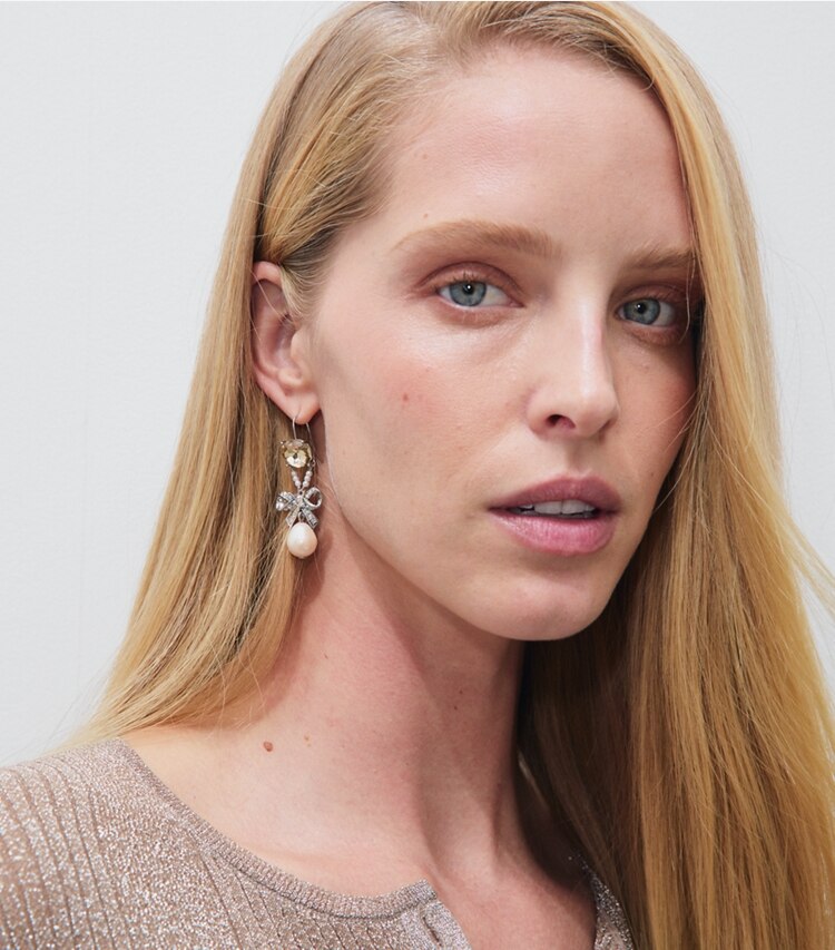 Tory Burch designer boucles d'oreilles Boucles d’oreilles ruban Curiosity dans Antique Silver / Crystal / Pink accessoire sur le modèle
