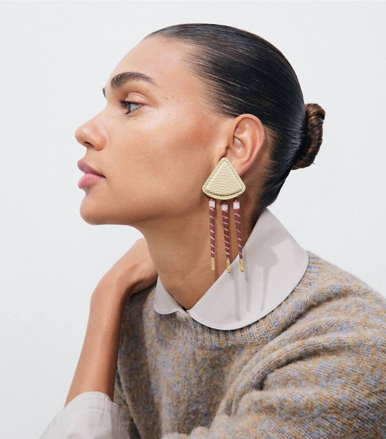 Tory Burch designer boucles d'oreilles Boucles d’oreilles Tiger en cuir dans Aged Brass / Sand accessoire sur le modèle