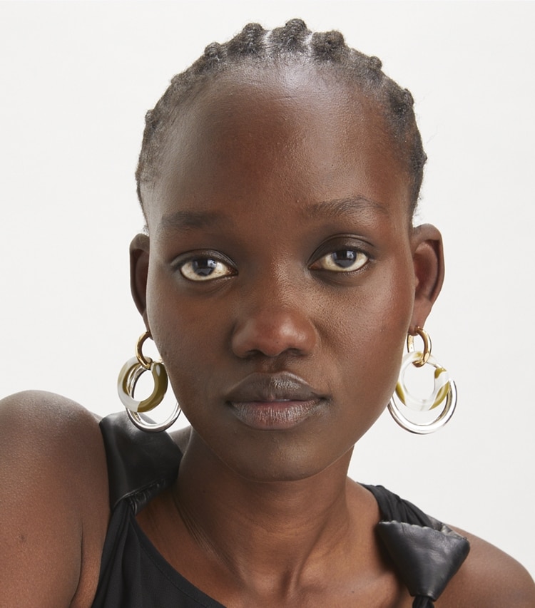 Tory Burch designer boucles d'oreilles Boucles d’oreilles vagues in Light Silver / Light Brass / Green Swirl additional on model