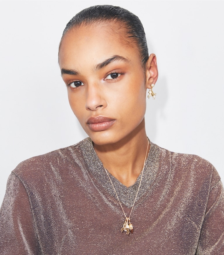 Tory Burch designer boucles d'oreilles Boucles d'oreilles Charm Cheval Curiosity in Tory Gold / Pearl front