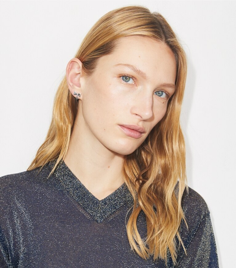 Tory Burch designer boucles d'oreilles Boucles d'oreilles Curiosity Bow dans Tory Silver accessoire sur le modèle