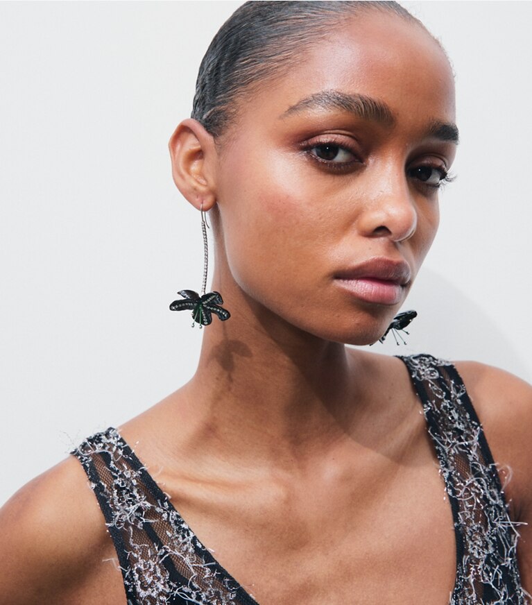 Tory Burch designer boucles d'oreilles Boucles d'oreilles fleur Curiosity pavées in Antique Tory Silver / Black accessory on model