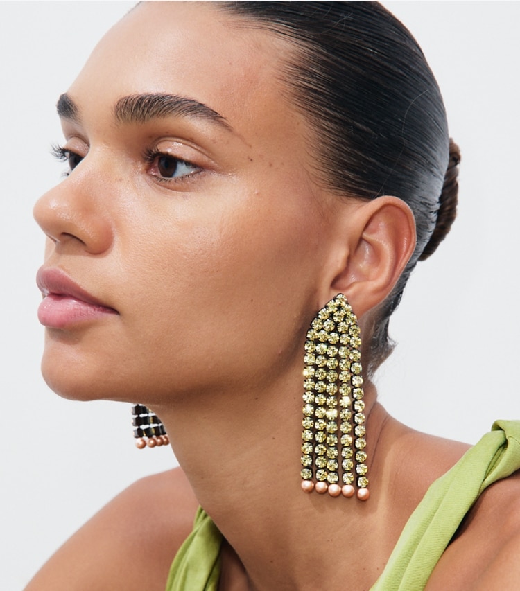 Tory Burch designer boucles d'oreilles Boucles d'oreilles Moondance chandelier in Hematite / Yellow accessory on model