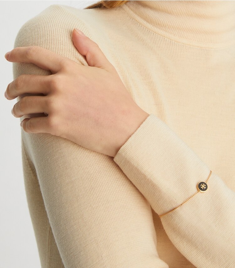 Tory Burch designer bracciali Bracciale a catena Icon smaltato in Tory Gold / New Ivory accessory on model