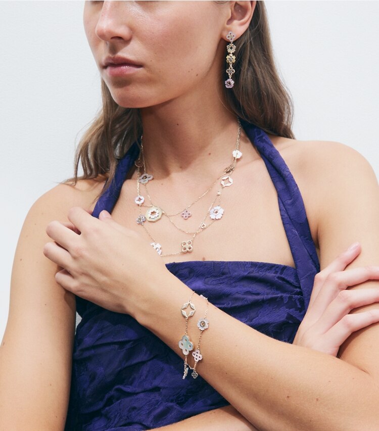 Tory Burch designer bracciali Bracciale a più fili Forget Me Not in Tory Gold / Multi accessory on model