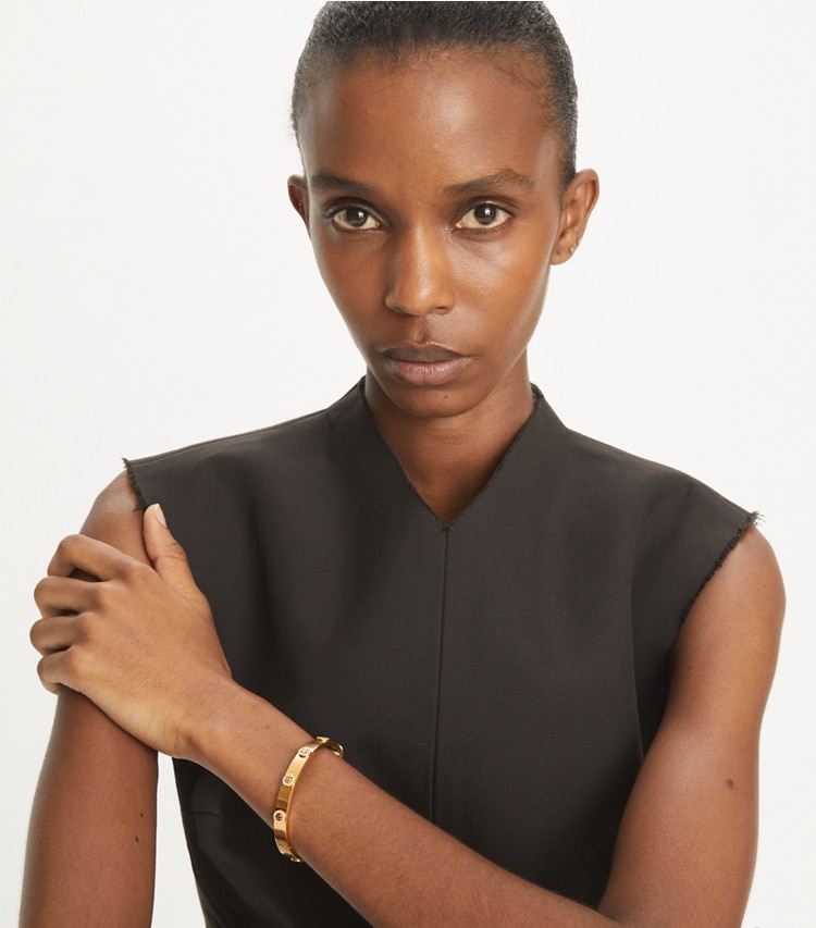 Tory Burch designer bracciali Bracciale Icon con cerniera e pavé in Tory Gold / Crystal accessory on model