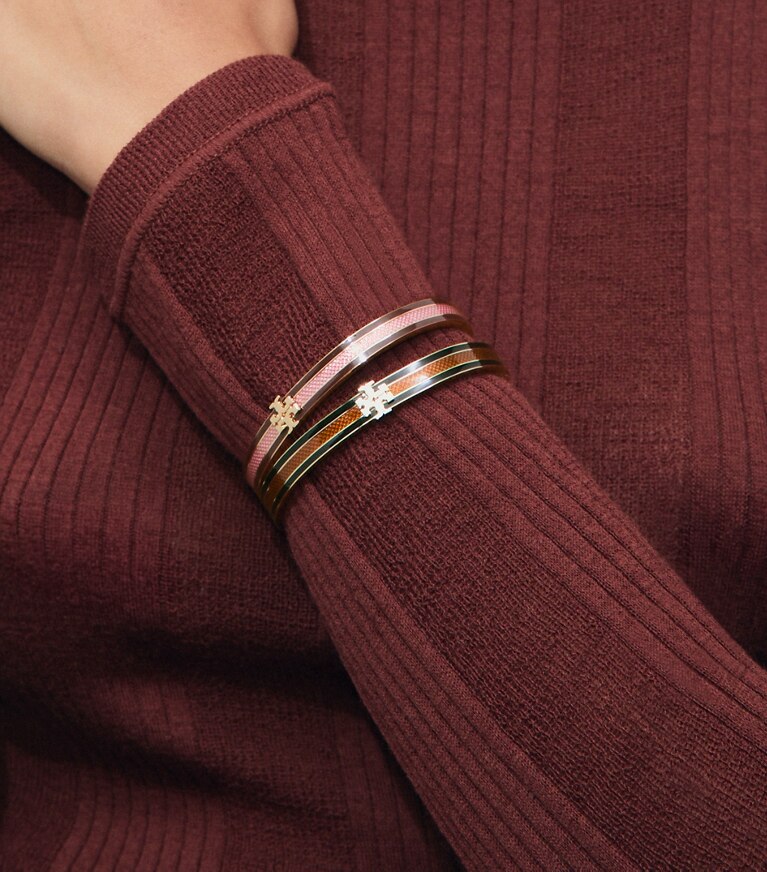 Tory Burch designer bracciali Bracciale Icon medio in smalto a righe in Rose / Tan / Tory Gold additional on model