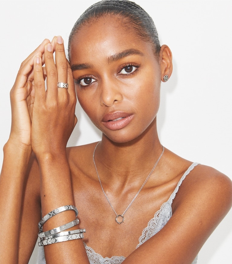 Tory Burch designer bracciali Bracciale Icon T Monogram con cerniera e pavé in Tory Silver / Blue Sapphire accessory on model