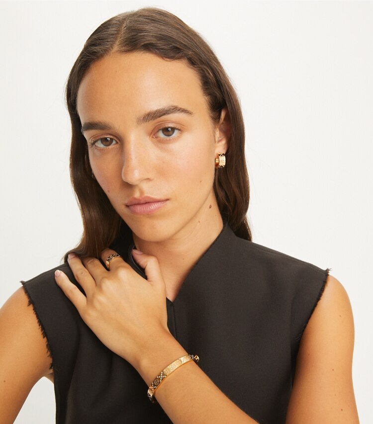 Tory Burch designer bracciali Bracciale Icon T Monogram con cerniera e pavé in Tory Gold / Crystal accessory on model