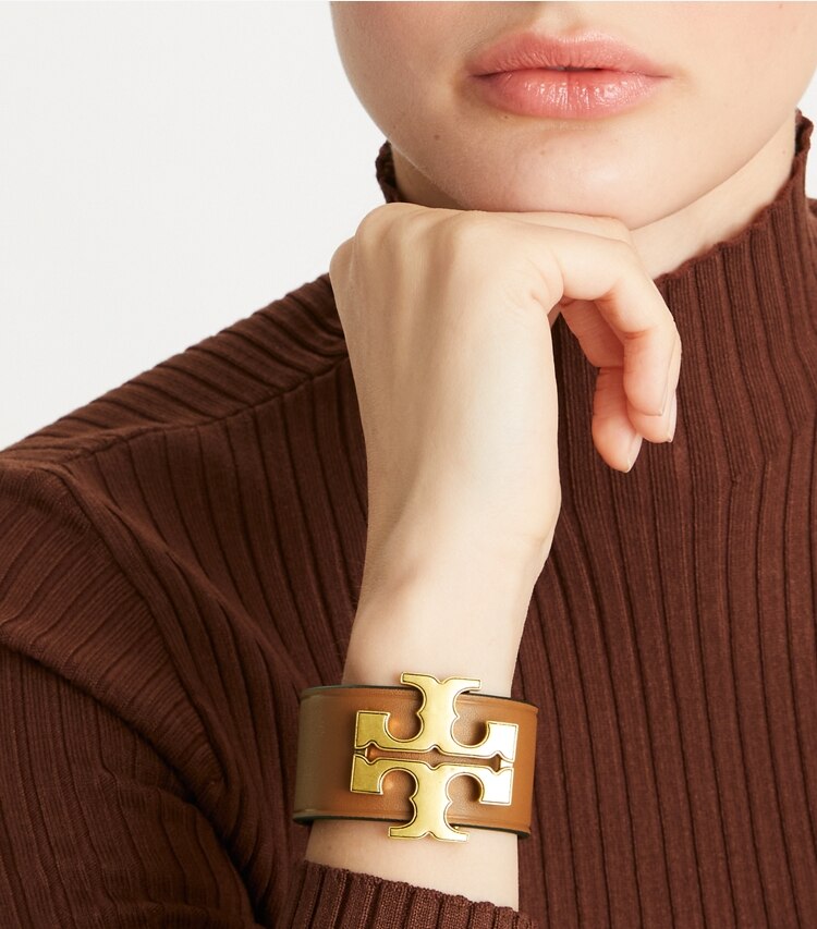 Tory Burch designer bracciali Bracciale in pelle Eleanor in Rolled Brass / Classic Cuoio accessory on model