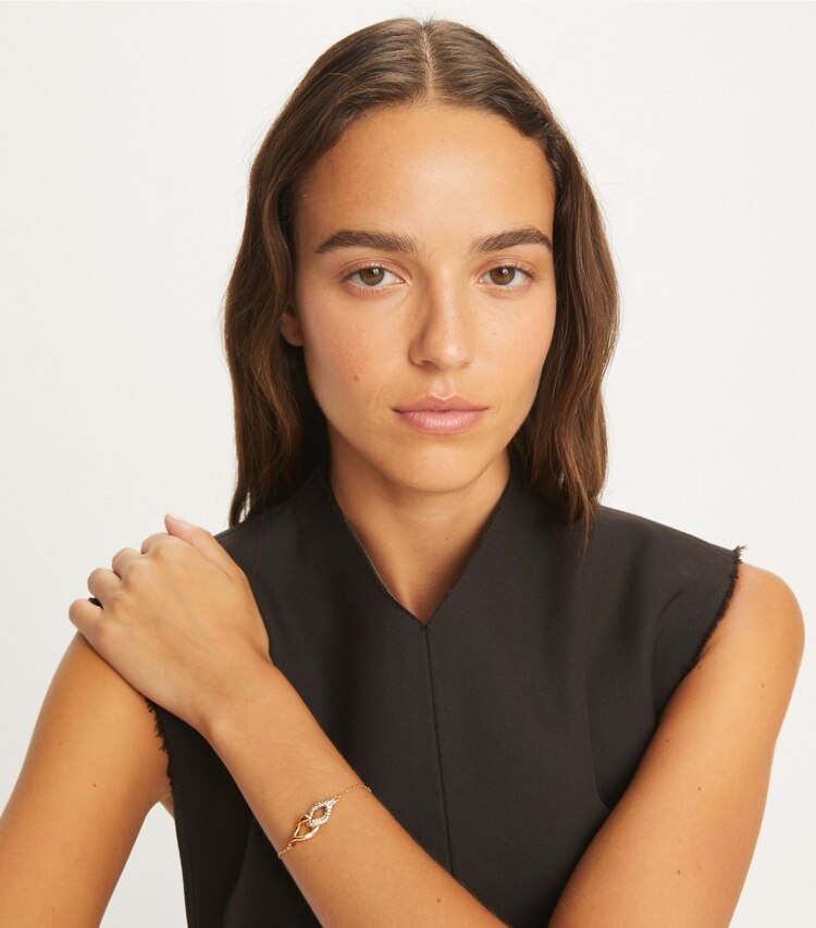 Tory Burch designer bracciali Bracciale intrecciato portafortuna in Tory Gold / Crystal accessory on model