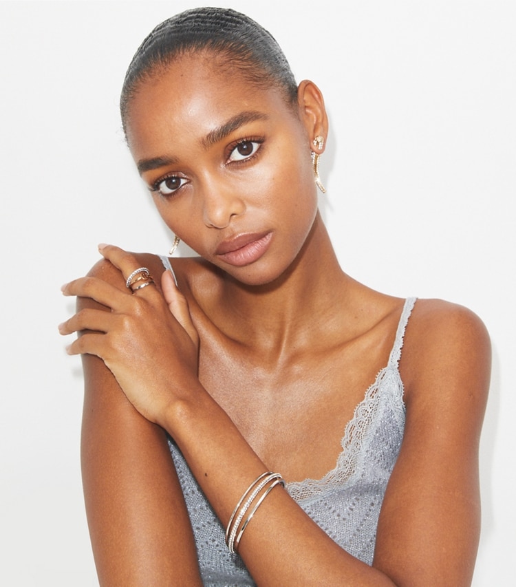 Tory Burch designer bracciali Bracciale pavé Icon in Tory Silver / Tory Gold / Crystal accessory on model