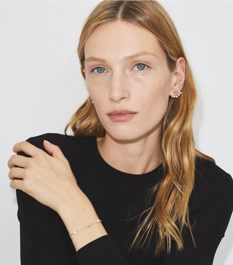 Tory Burch designer bracciali Bracciale sottile Moondance con perla e stella in Tory Silver / Light Sapphire / Pearl accessory on model