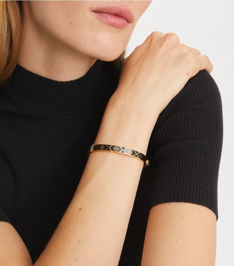 Tory Burch designer bracciali Bracciale T Monogram con piastra in Tory Gold / Black accessory on model