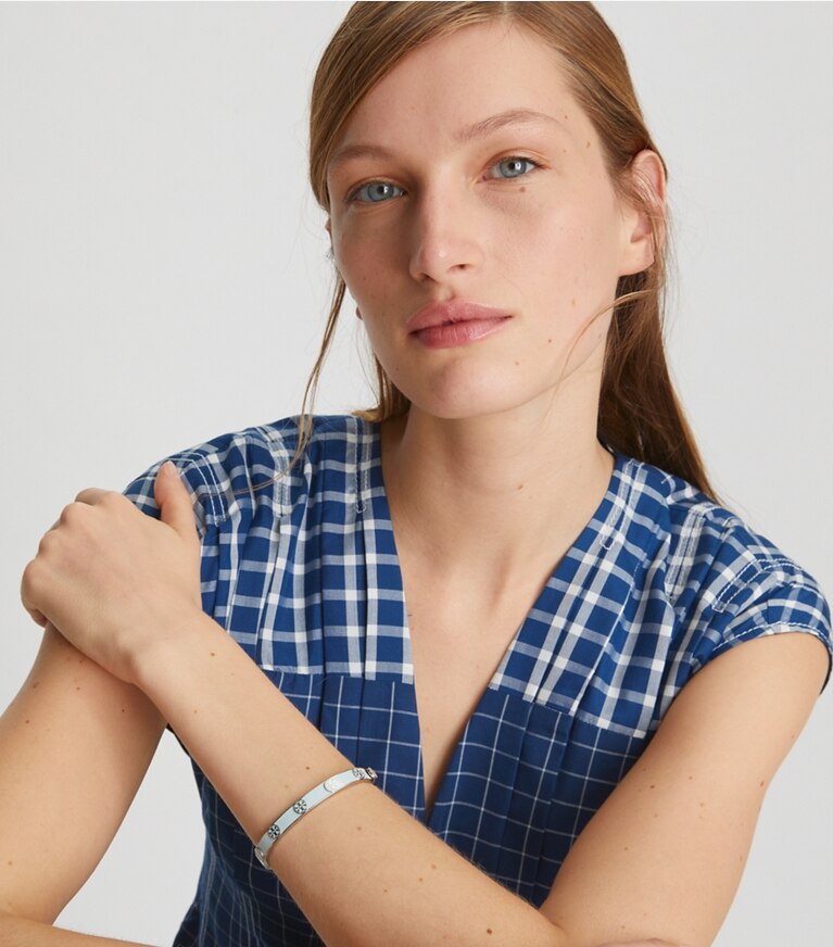 Tory Burch designer bracelets Bracelet à charnière en émail Miller Stud 5 mm dans Tory Gold / New Ivory accessoire sur le modèle