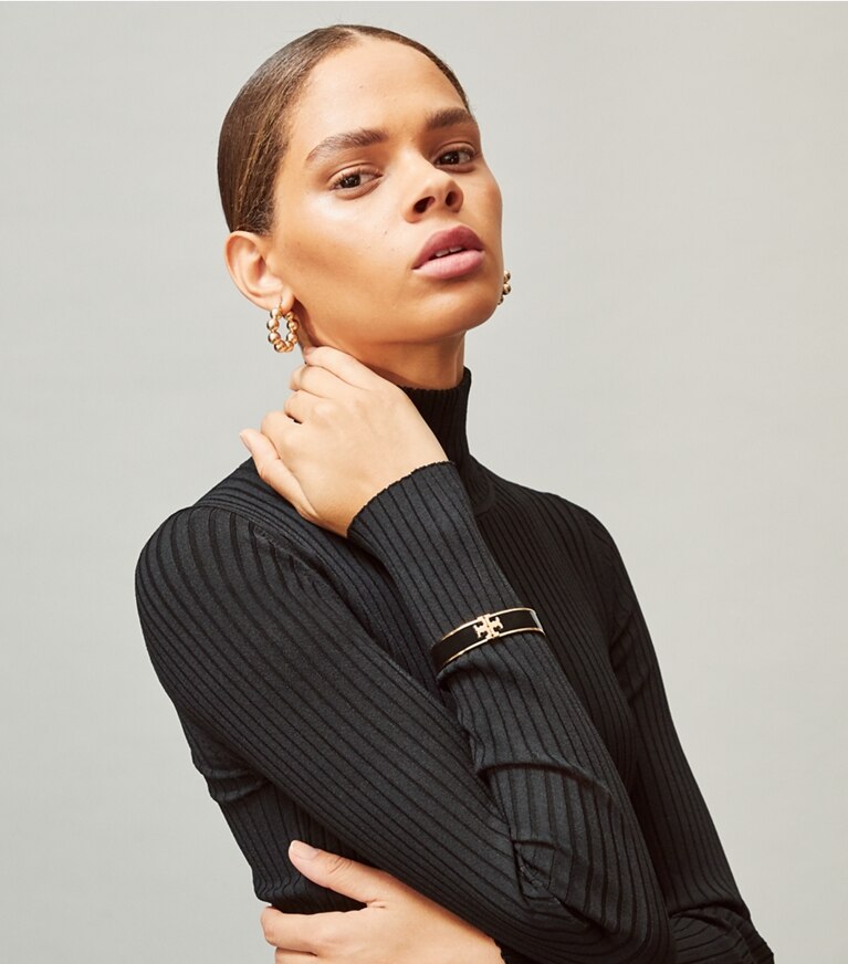 Tory Burch designer bracelets Bracelet émaillé Kira dans Black/Tory Gold accessoire sur le modèle