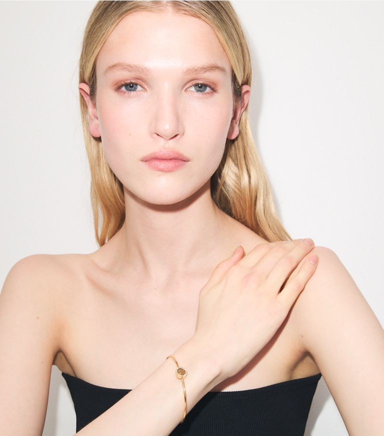 Tory Burch designer bracelets Bracelet articulé Icon pavé dans Tory Gold / Crystal accessoire sur le modèle