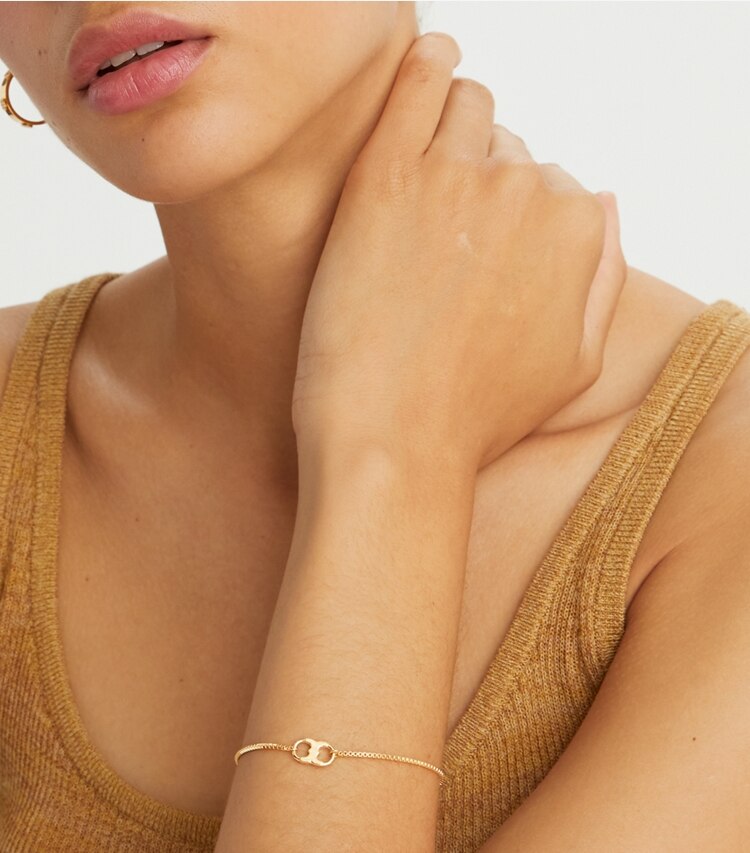 Tory Burch designer bracelets Bracelet chaîne Embrace Ambition in Gold accessory on model