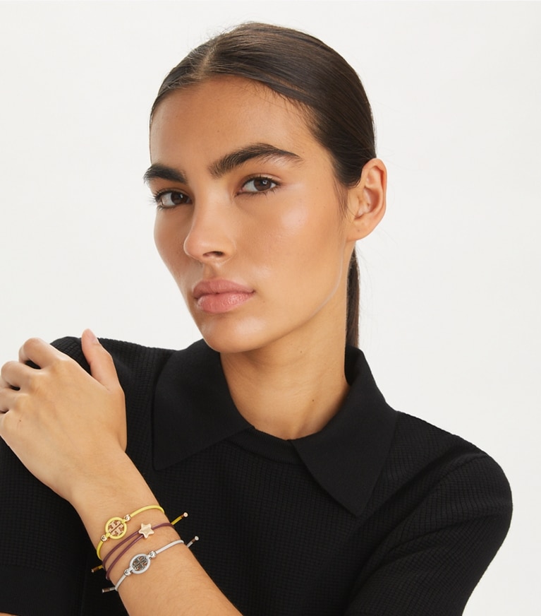 Tory Burch designer bracelets Bracelet coulissant Icon dans Tory Silver / Light Blue accessoire sur le modèle