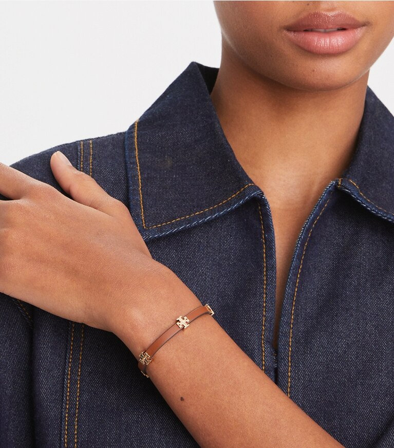 Tory Burch designer bracelets Bracelet en cuir Eleanor dans Tory Silver / Lavender Cloud accessoire sur le modèle