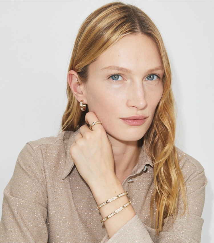 Tory Burch designer bracelets Bracelet fin à charnière Icon pavé in Tory Gold / Crystal accessory on model