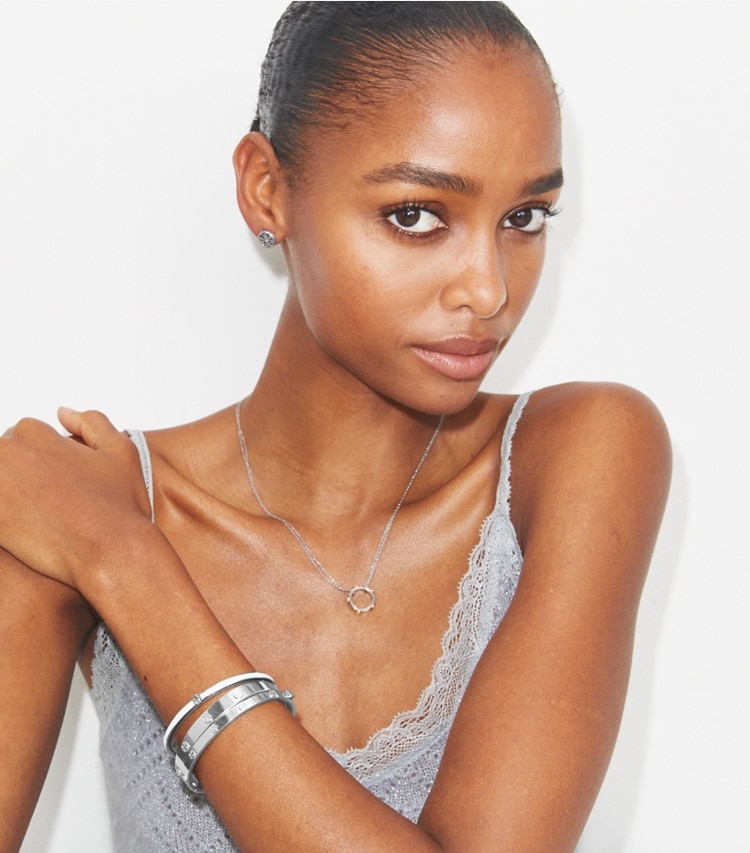 Tory Burch designer bracelets Bracelet fin Icon en émail in Tory Gold / New Ivory accessory on model