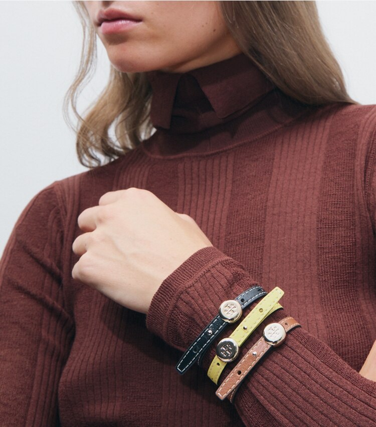 Tory Burch designer bracelets Bracelet Icon en cuir dans Light Brass / BLACK accessoire sur le modèle