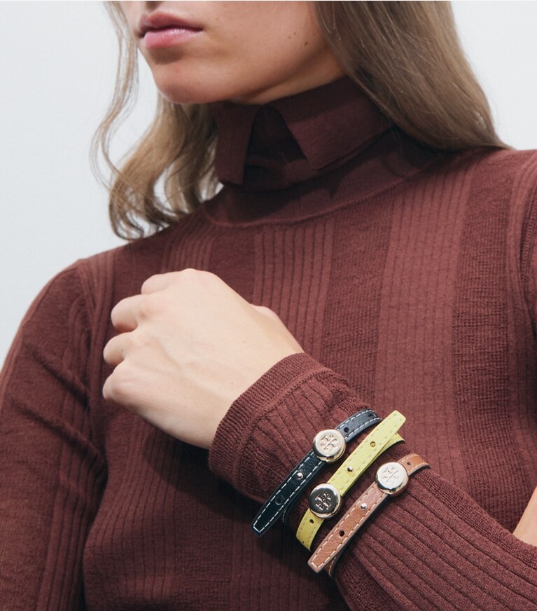 Tory Burch designer bracelets Bracelet Icon en cuir dans Light Brass / BLACK accessoire sur le modèle