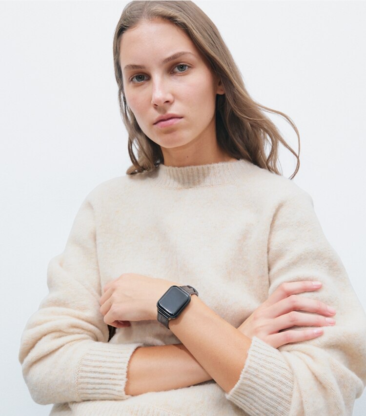 Tory Burch designer montres électroniques Bracelet Kira pour Apple Watch® dans BROWN FAUX CROC accessoire sur le modèle