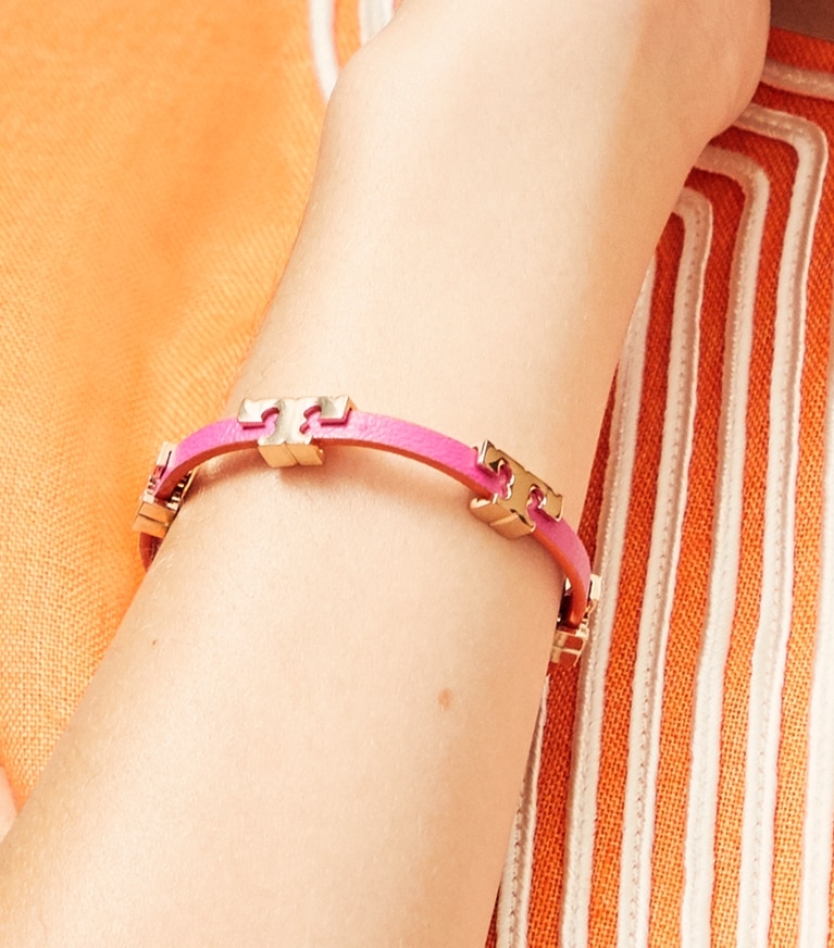 Tory Burch designer bracelets Bracelet simple tour Serif-T dans Tory Gold/Coconut/Vachetta accessoire sur le modèle