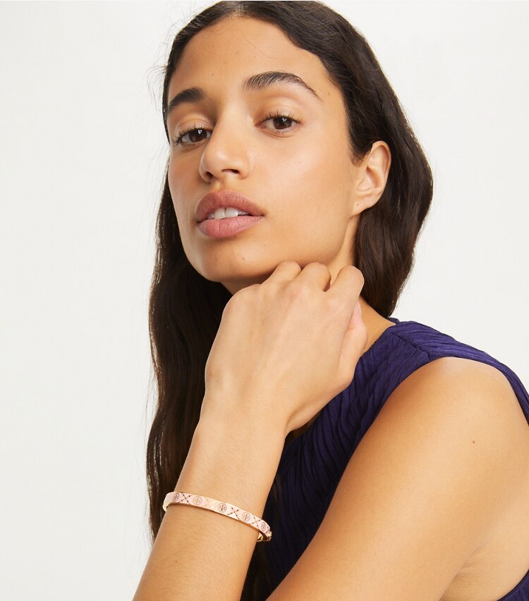 Tory Burch designer bracelets Bracelet T Monogram à charnière in Tory Gold / New Ivory accessory on model