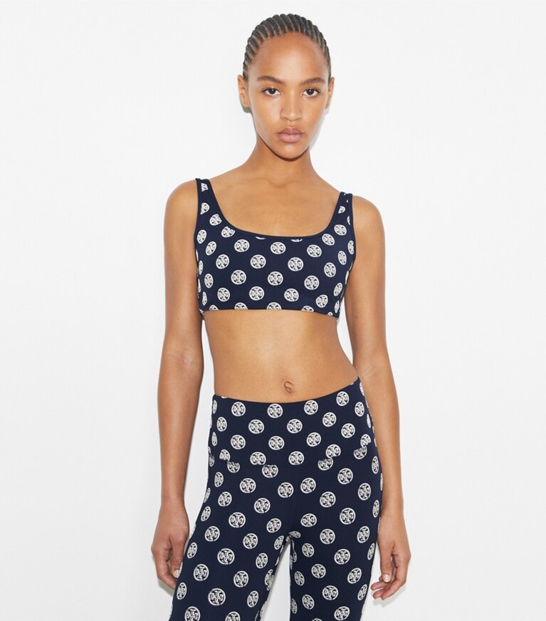 Tory Burch designer soutiens-gorge sport Brassière à compression T Monogram à encolure dégagée dans Tory Navy Engraved Logo détail sur modèle