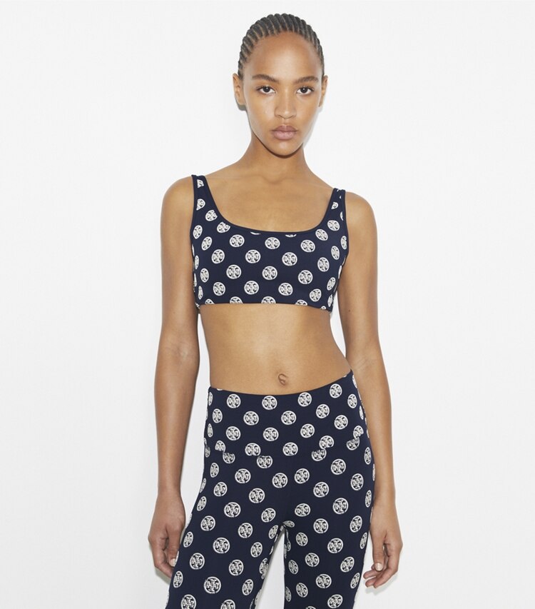 Tory Burch designer soutiens-gorge sport Brassière Compression à encolure large T Monogram in Tory Navy Engraved Logo on model detail
