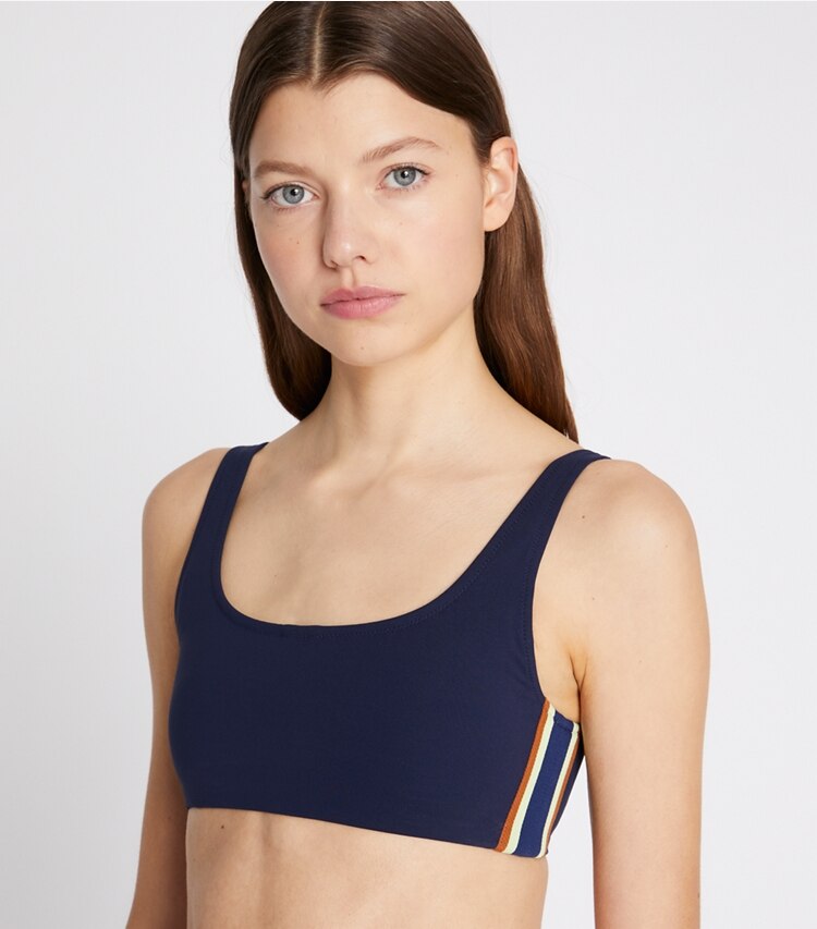 Tory Sport designer soutiens-gorge sport Brassière de compression sculptante à bandes latérales dans Tory Navy détail sur modèle