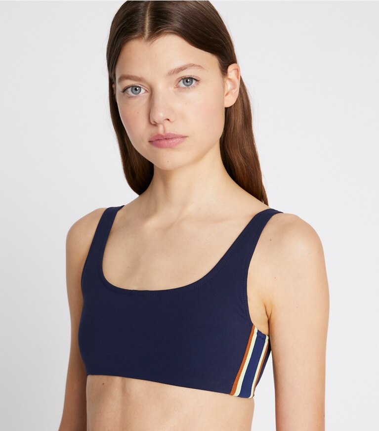 Tory Sport designer soutiens-gorge sport Brassière de compression sculptante à bandes latérales dans Tory Navy détail sur modèle