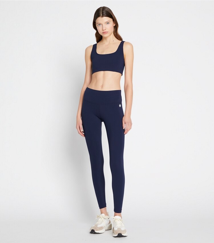 Tory Sport designer soutiens-gorge sport Brassière de compression sculptante dans Tory Navy sur modèle, de face