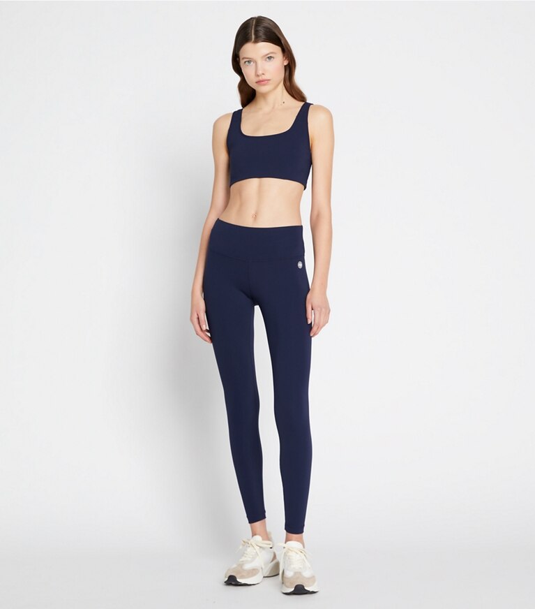 Tory Sport designer soutiens-gorge sport Brassière de compression sculptante dans Tory Navy sur modèle, de face