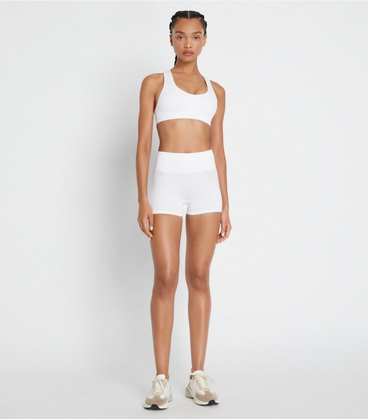 Tory Sport designer soutiens-gorge sport Brassière dos nageur sans coutures dans Snow White sur modèle, de face