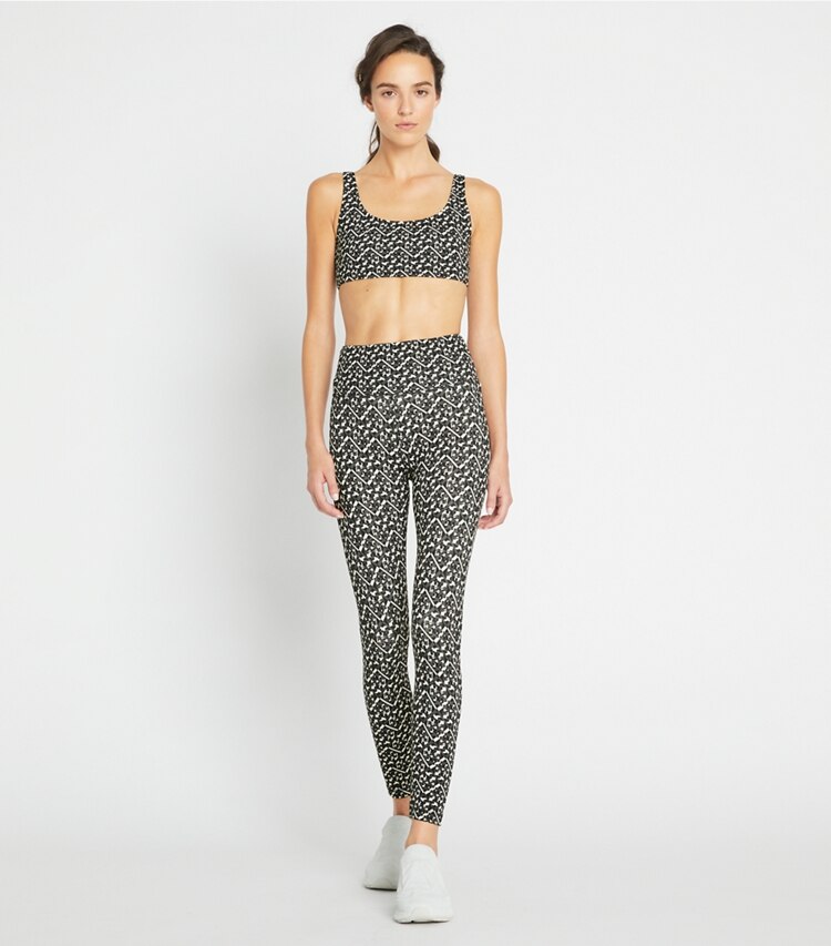 Tory Sport designer soutiens-gorge sport Brassière imprimée à dos ouvert in Mini Prismatic T Monogram sur mannequin, devant