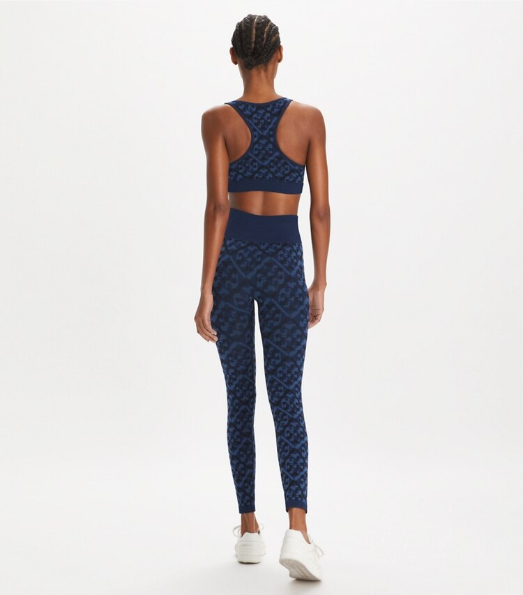 Tory Sport designer soutiens-gorge sport Brassière sans coutures en jacquard T Monogram prismatique dans Dark Blue Prismatic T Monogram sur modèle, de dos