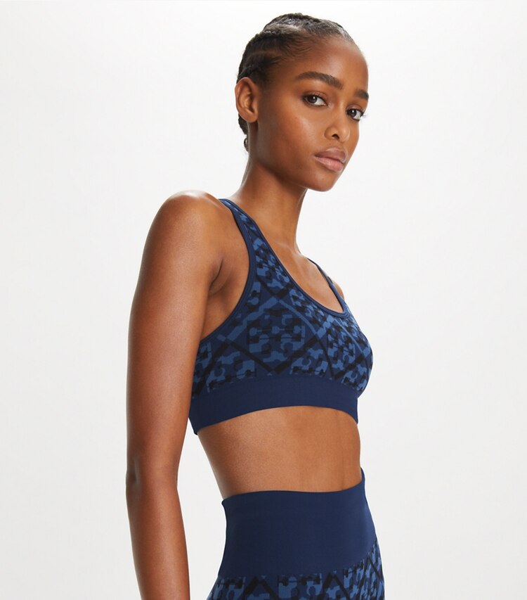 Tory Sport designer soutiens-gorge sport Brassière sans coutures en jacquard T Monogram prismatique dans Dark Blue Prismatic T Monogram détail sur modèle