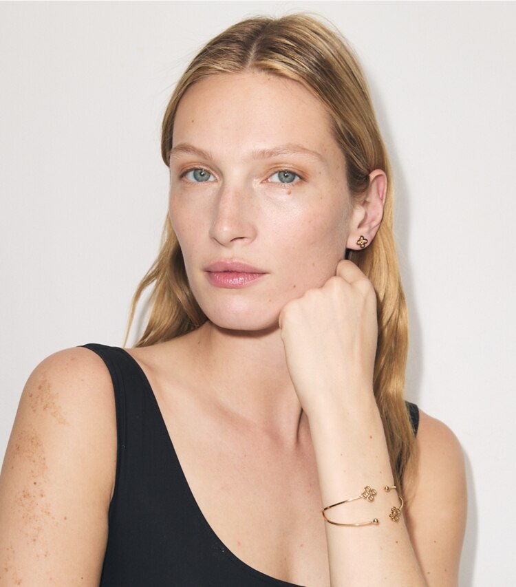 Tory Burch diseñador pulseras Brazalete abierto Forget Me Not en Tory Gold accesorio en modelo