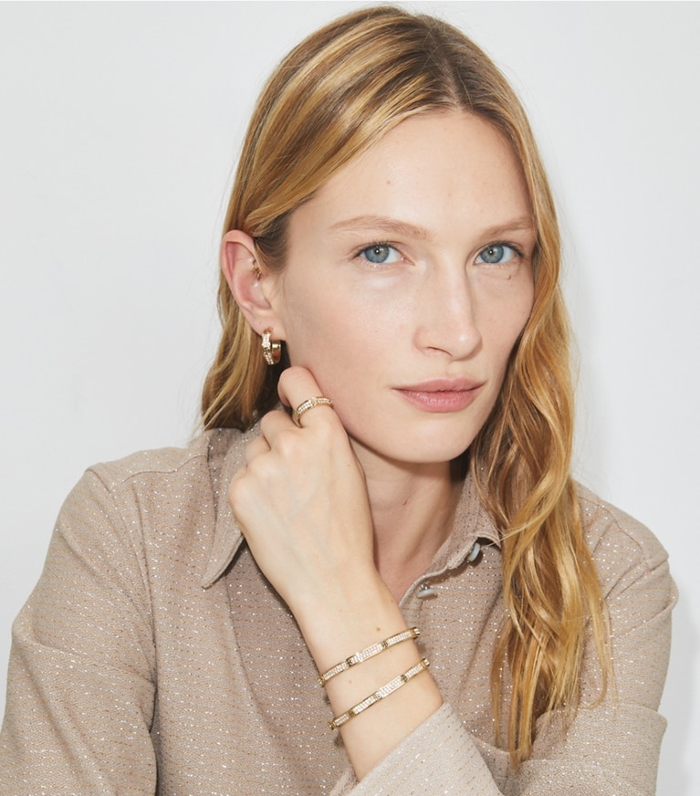 Tory Burch diseñador pulseras Brazalete con pavé Icon en Tory Gold / Crystal accesorio en modelo