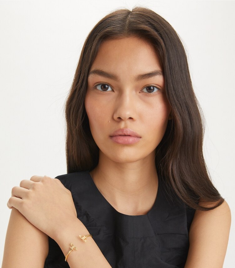 Tory Burch diseñador pulseras Brazalete rígido Icon Flex en Tory Gold accesorio en modelo