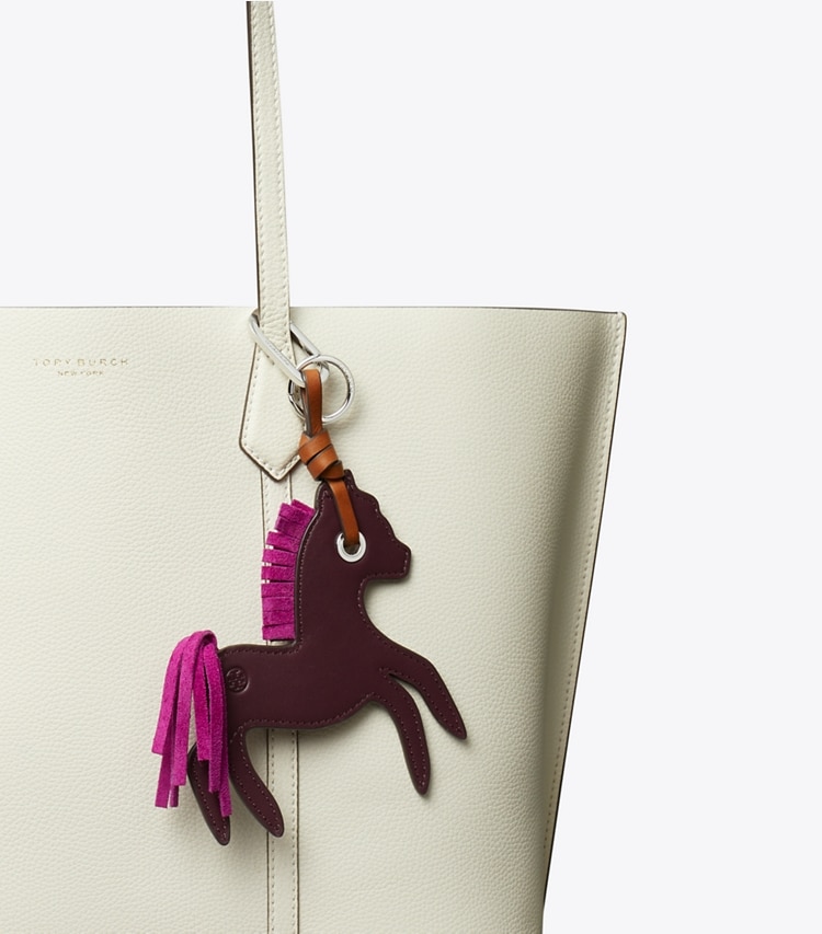 Tory Burch designer bijoux de sac et porte-clés Breloque de sac cheval en cuir dans Dark Carmine détails