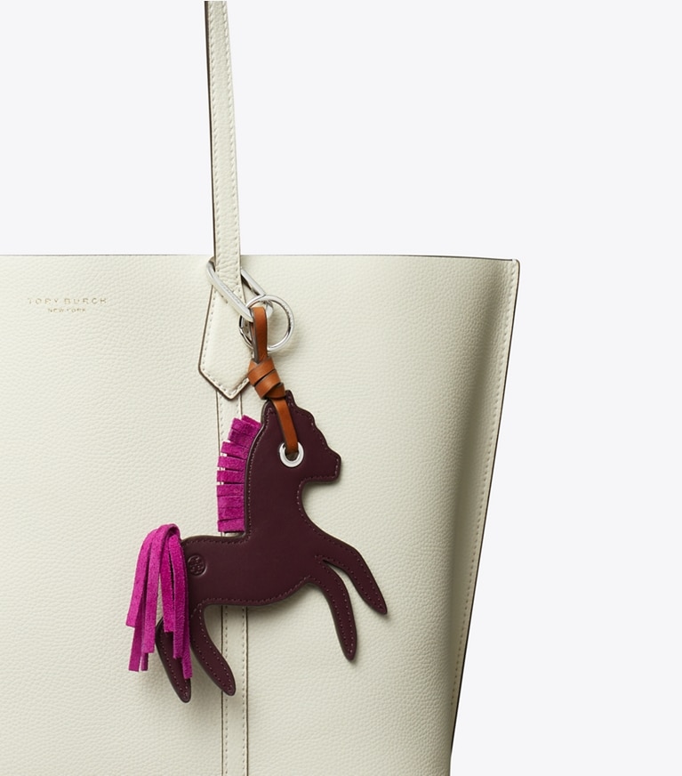 Tory Burch designer bijoux de sac et porte-clés Breloque de sac cheval en cuir dans Dark Carmine détails