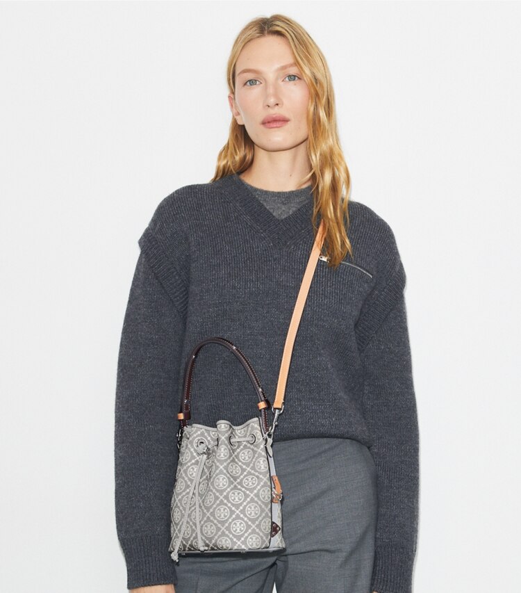 Tory Burch designer crossbody bags Bucket Bag im Utility-Stil mit T-Monogramm in Gray accessory on model
