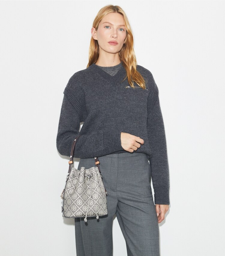 Tory Burch designer crossbody bags Bucket Bag im Utility-Stil mit T-Monogramm in Gray additional on model