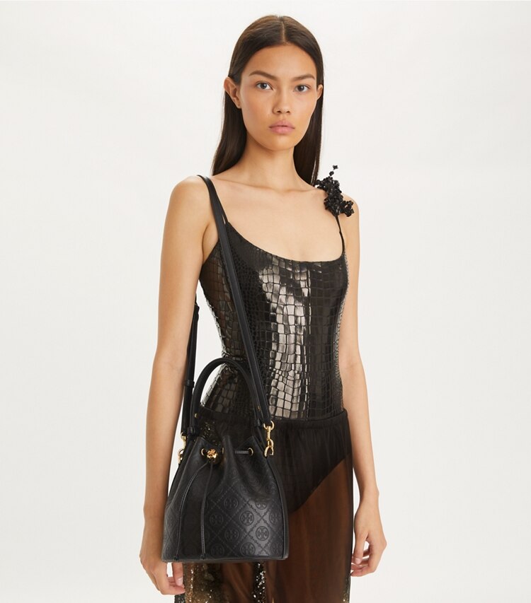 Tory Burch designer crossbody bags Bucket Bag mit geprägtem T-Monogramm in Black accessory on model